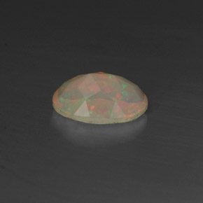 0.45カラットの天然マルチカラーオパール（7.2×5 mm・透明）