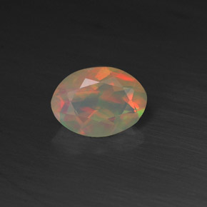 0.50カラットの天然マルチカラーオパール（7.1×5.1 mm・透明）