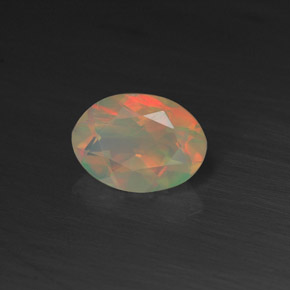 0.50カラットの天然マルチカラーオパール（7.1×5.1 mm・透明）