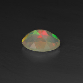 0.50カラットの天然マルチカラーオパール（7.1×5.1 mm・透明）