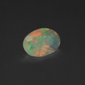 0.37カラットの天然マルチカラーオパール（6.9×5 mm・透明）