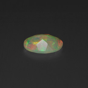 0.37カラットの天然マルチカラーオパール（6.9×5 mm・透明）