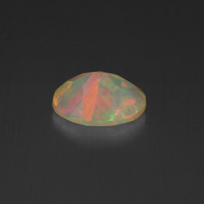 0.46カラットの天然マルチカラーオパール（7×4.9 mm・透明）