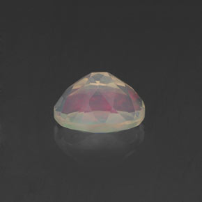 0.62カラットの天然マルチカラーオパール（6.9×5.1 mm・オーバルカット）
