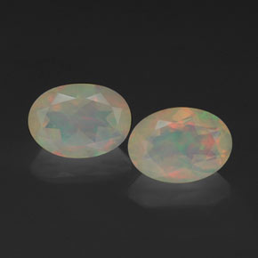 カラットの天然マルチカラーオパール（7.1×5.1 mm・透明）