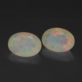 カラットの天然マルチカラーオパール（7.1×5.1 mm・透明）