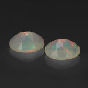 カラットの天然マルチカラーオパール（7.1×5.1 mm・透明）