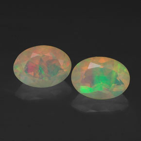 カラットの天然マルチカラーオパール（7.1×5.2 mm・透明）