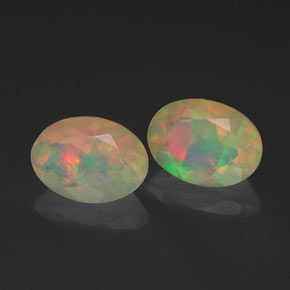 カラットの天然マルチカラーオパール（7.1×5.2 mm・透明）