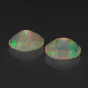 カラットの天然マルチカラーオパール（7.1×5.2 mm・透明）
