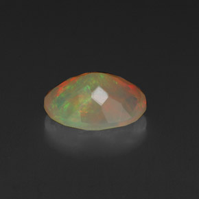 0.99カラットの天然マルチカラーオパール（9.1×7 mm・オーバルカット）