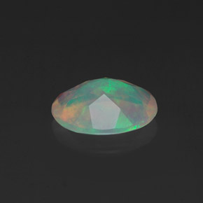 0.98カラットの天然マルチカラーオパール（9.1×7.1 mm・オーバルカット）