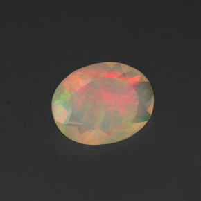 0.84カラットの天然マルチカラーオパール（9.1×7 mm・オーバルカット）