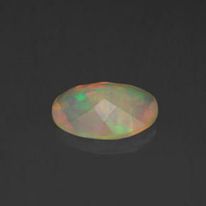 0.84カラットの天然マルチカラーオパール（9.1×7 mm・オーバルカット）