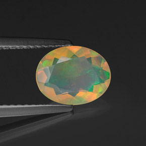0.90カラットの天然マルチカラーオパール（8.9×7 mm・オーバルカット）