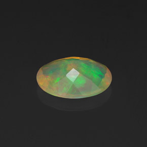 0.90カラットの天然マルチカラーオパール（8.9×7 mm・オーバルカット）