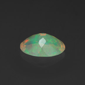 0.91カラットの天然マルチカラーオパール（9.1×6.8 mm・オーバルカット）