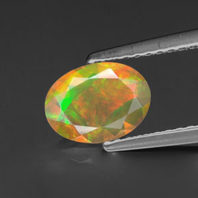 0.69カラットの天然マルチカラーオパール（8.1×6 mm・オーバルカット）