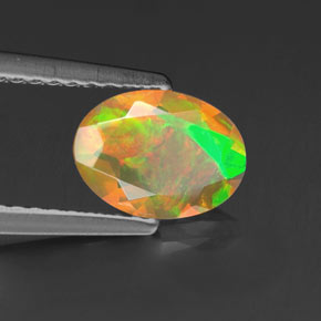 0.69カラットの天然マルチカラーオパール（8.1×6 mm・オーバルカット）