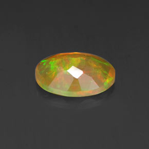 0.69カラットの天然マルチカラーオパール（8.1×6 mm・オーバルカット）