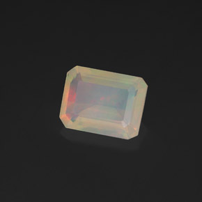 1.36カラットの天然マルチカラーオパール（9×7 mm・エメラルドカット）