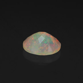 1.19カラットの天然マルチカラーオパール（9.1×7 mm・透明）
