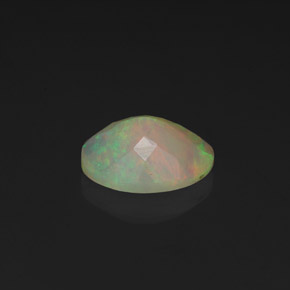0.98カラットの天然マルチカラーオパール（9×7.1 mm・透明）