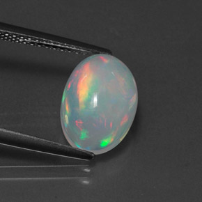 2.46カラットの天然マルチカラーオパール（11.9×8.3 mm・オーバルカット）