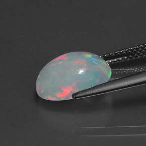 2.46カラットの天然マルチカラーオパール（11.9×8.3 mm・オーバルカット）