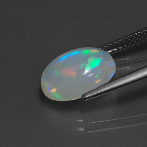 2.90カラットの天然マルチカラーオパール（11.8×8.8 mm・オーバルカット）