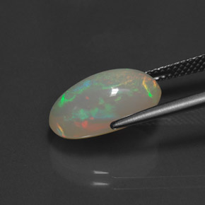 4.21カラットの天然マルチカラーオパール（14.6×9.4 mm・透明）