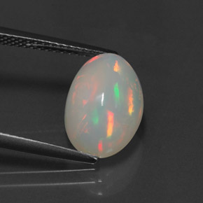 2.98カラットの天然マルチカラーオパール（12.6×8.6 mm・透明）