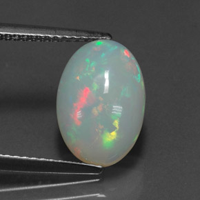 2.57カラットの天然マルチカラーオパール（12.7×8.7 mm・透明）