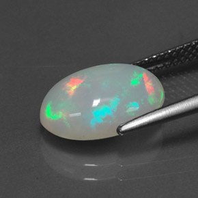 2.57カラットの天然マルチカラーオパール（12.7×8.7 mm・透明）