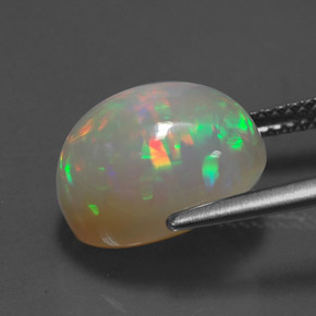4.94カラットの天然マルチカラーオパール（12.7×9.7 mm・透明）