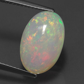 4.88カラットの天然マルチカラーオパール（14.3×9.2 mm・透明）