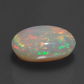 4.88カラットの天然マルチカラーオパール（14.3×9.2 mm・透明）