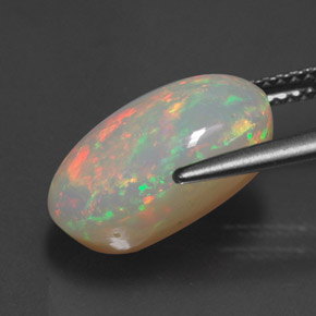 4.88カラットの天然マルチカラーオパール（14.3×9.2 mm・透明）
