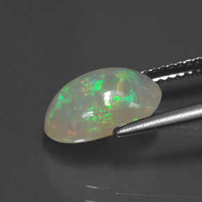 2.09カラットの天然マルチカラーオパール（11.6×8.5 mm・透明）