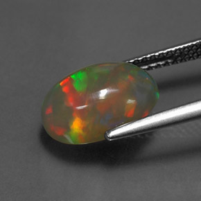 2.62カラットの天然マルチカラーオパール（11.6×8.9 mm・透明）