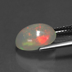 2.34カラットの天然マルチカラーオパール（11.2×8.7 mm・透明）