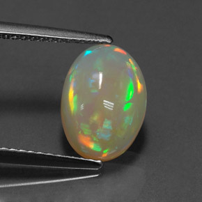 2.10カラットの天然マルチカラーオパール（11.3×8.2 mm・透明）