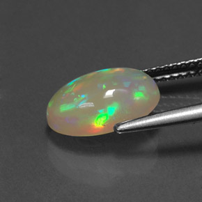 2.10カラットの天然マルチカラーオパール（11.3×8.2 mm・透明）