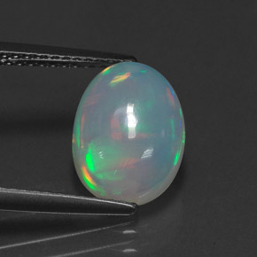 2.35カラットの天然マルチカラーオパール（11.4×8.5 mm・透明）