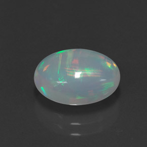 2.35カラットの天然マルチカラーオパール（11.4×8.5 mm・透明）
