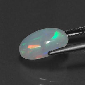 2.35カラットの天然マルチカラーオパール（11.4×8.5 mm・透明）