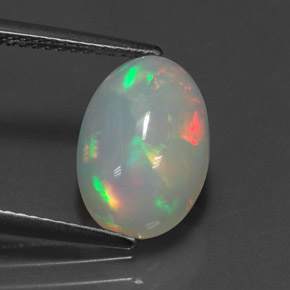 2.60カラットの天然マルチカラーオパール（12.7×8.8 mm・透明）