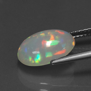 2.60カラットの天然マルチカラーオパール（12.7×8.8 mm・透明）