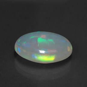3.97カラットの天然マルチカラーオパール（14.9×10.5 mm・オーバルカット）