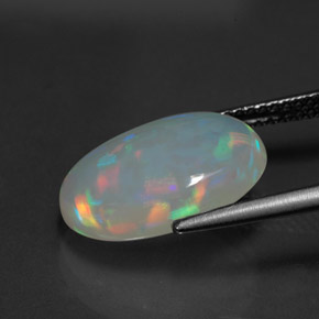 3.97カラットの天然マルチカラーオパール（14.9×10.5 mm・オーバルカット）